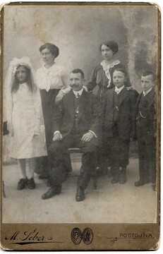 Skrajno desno Anfrej Gržina , Slavkin oče, botrr Janez Gržina iz Ljubljane, pred 1. vojno